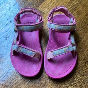 Girls rainbow Tevas
